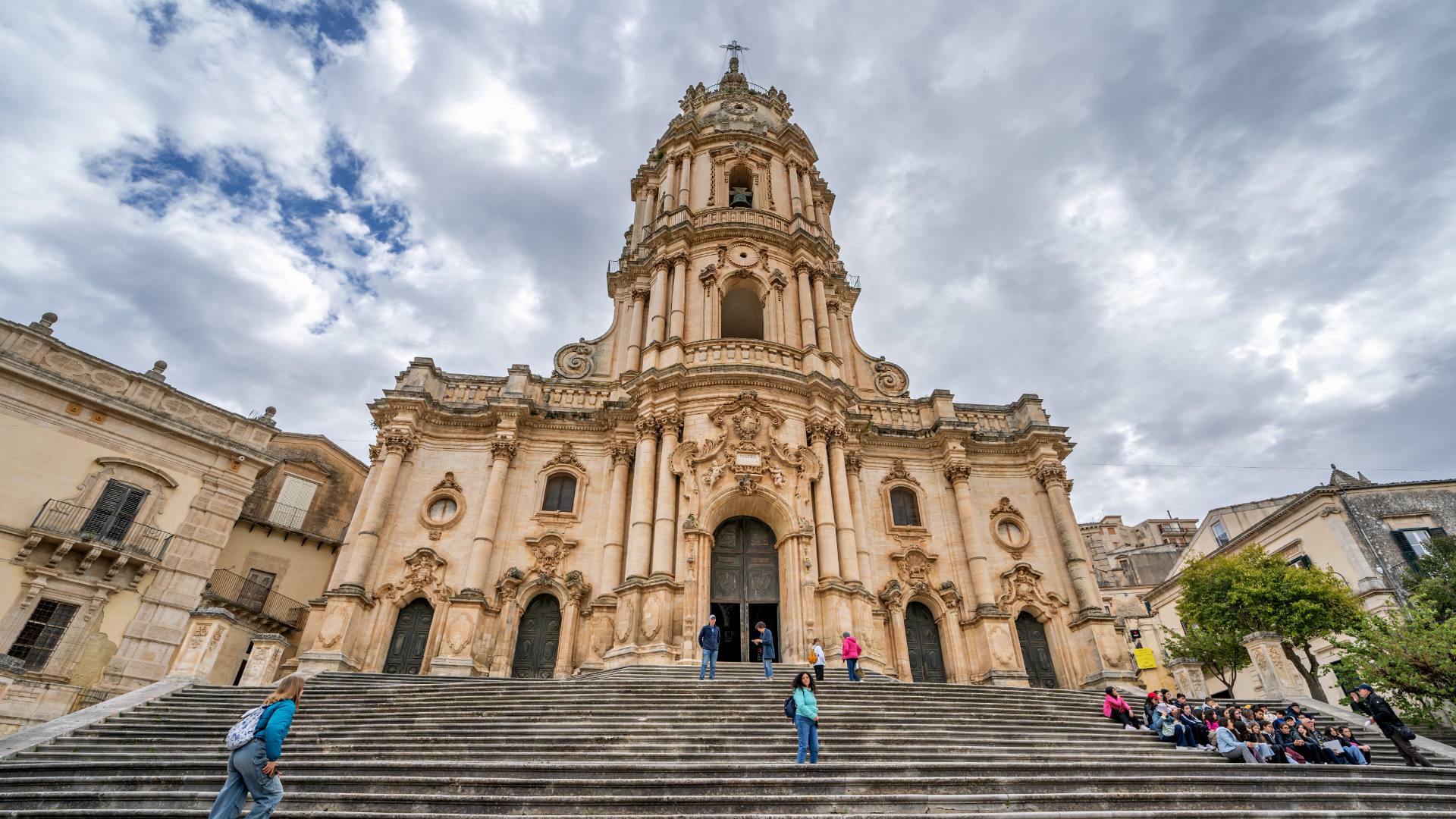 Die imposante barocke Treppenanlage Duomo San Giorgio besteht aus mit ihren 250 Stufen und erfordert eine gewisse körperliche Fitness. Die Mühe wird mit dem Betreten des Kircheninneren belohnt.